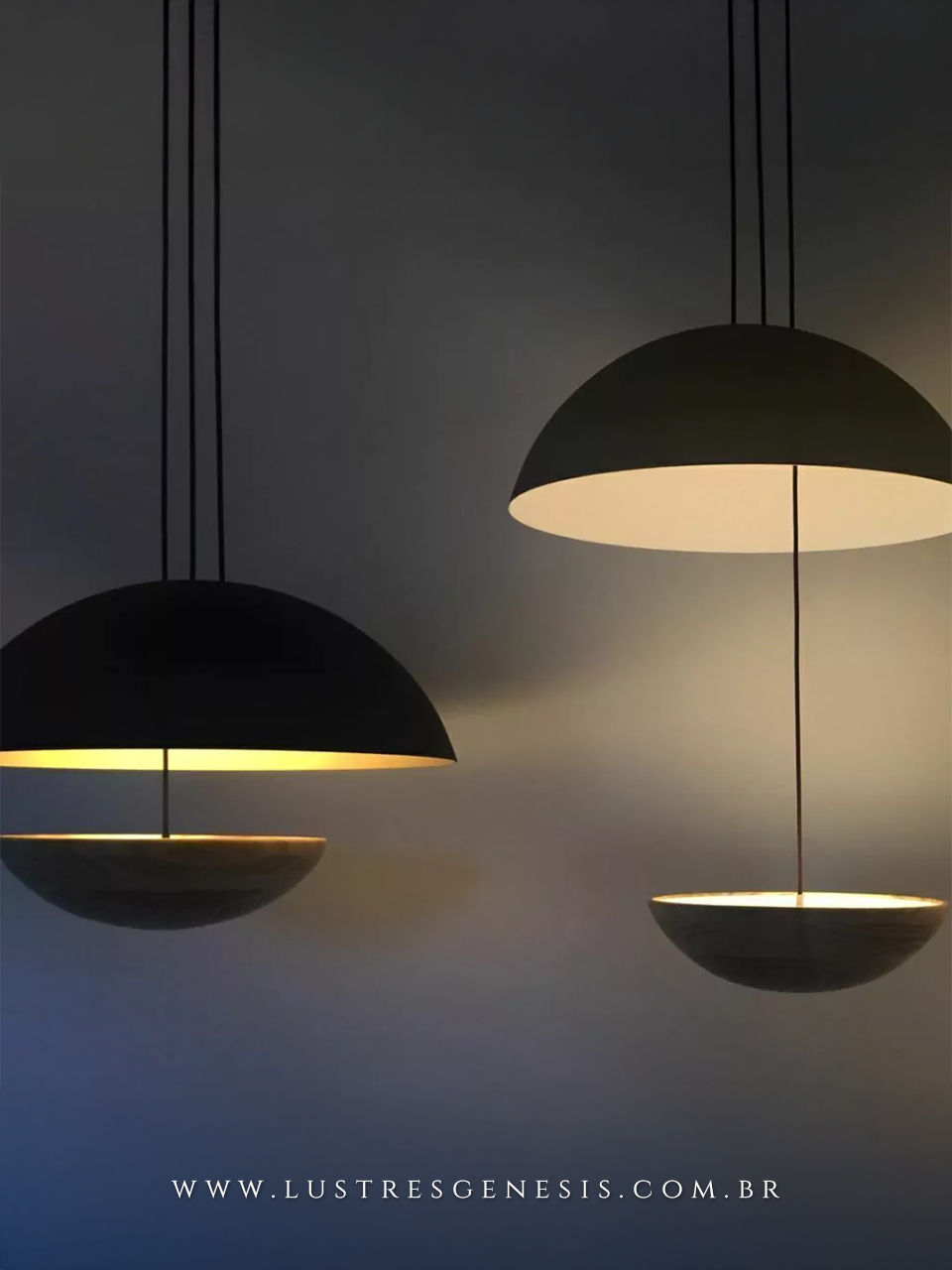 Luminária pendente moderna Íris de 56cm com acabamento em madeira, design contemporâneo, ideal para mesa de jantar, quartos, salas e escritórios, da marca Munclair.